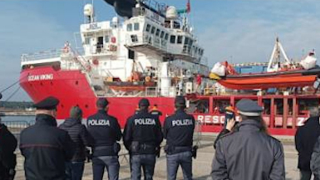 Arrestati due presunti scafisti dopo lo sbarco di 276 migranti dalla Ocean Viking