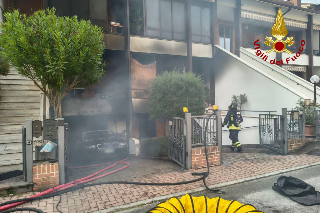 Fiamme in un garage a Maiolati Spontini, appartamenti temporaneamente inagibili