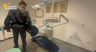 Ancona: scoperto ambulatorio dentistico abusivo, un 68enne operava senza licenza