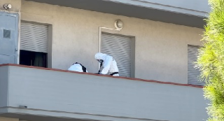 Macabro ritrovamento: cadavere in un garage, si indaga per omicidio o suicidio