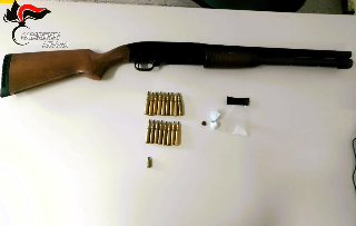 Fabriano, fucile a pompa e droga rinvenuti a casa di una donna